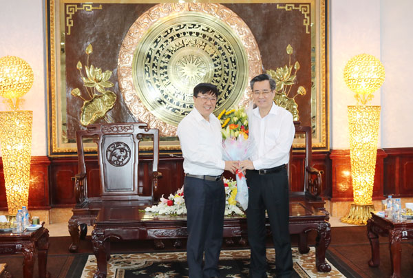 Tổng Giám đốc Dương Quyết Thắng chúc mừng đồng chí Nguyễn Quang Dương vừa được Bộ Chính trị điều động và phân công giữ chức Bí thư Tỉnh ủy Bạc Liêu