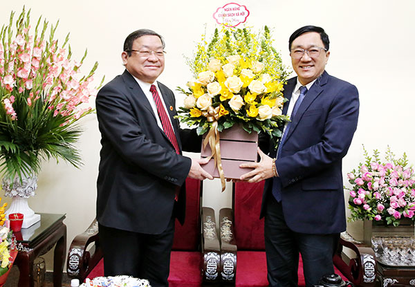 Tổng Giám đốc Dương Quyết Thắng (bên phải) chúc mừng đồng chí Thào Xuân Sùng vừa được bầu giữ chức Chủ tịch TW Hội ND Việt Nam nhiệm kỳ 2013 - 2018