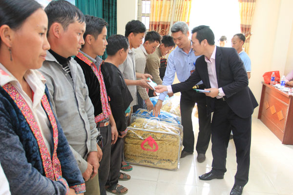 Phó Tổng Giám đốc NHCSXH Hoàng Minh Tế cùng Lãnh đạo chính quyền địa phương tặng quà cho hộ nghèo, hộ đồng bào DTTS tại xã vùng cao khó khăn Trung Chải, huyện Nậm Nhùn (Lai Châu)
