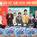 Hộ nghèo, đồng bào DTTS tại xã Tá Bạ, huyện Mường Tè (Lai Châu) nhận quà Tết từ Công đoàn cơ sở Hội sở chính, Công đoàn cơ sở Trung tâm CNTT và Đoàn TNCS Hồ Chí Minh NHCSXH TW