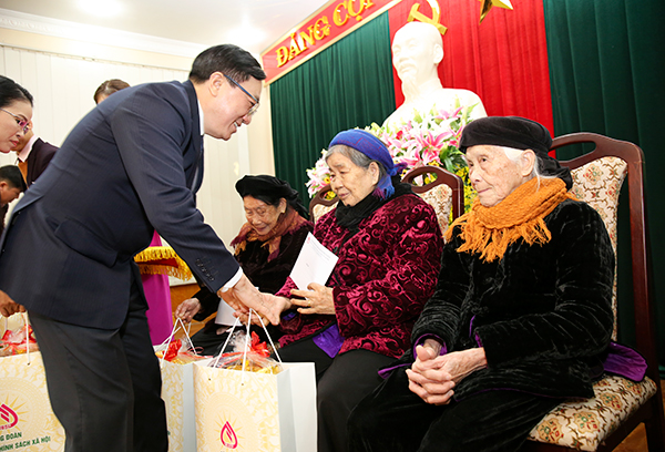 Tổng Giám đốc Dương Quyết Thắng ân cần hỏi thăm hỏi, tặng quà Tết cho các Mẹ Việt Nam Anh hùng và cán bộ Lão thành Cách mạng của tỉnh Cao Bằng