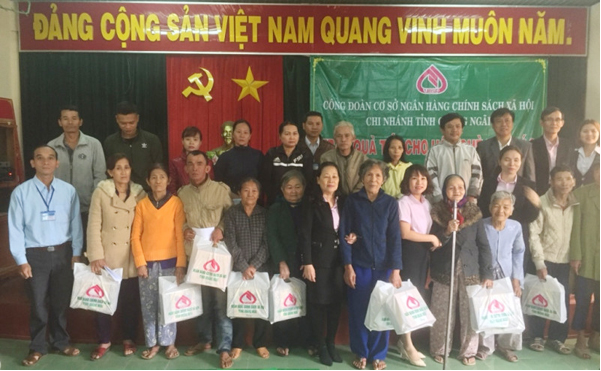 Hộ nghèo tại huyện Tư Nghĩa nhận quà Tết từ Công đoàn cơ sở NHCSXH tỉnh Quảng Ngãi