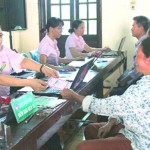 Cán bộ NHCSXH huyện Vĩnh Lộc giải ngân vốn cho hộ nghèo tại xã Vĩnh Minh