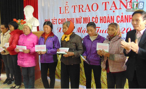 Công đoàn cơ sở NHCSXH tỉnh Thái Bình phối hợp với Hội Người mù huyện Vũ Thư trao tặng 50 suất quà Tết cho phụ nữ mù có hoàn cảnh khó khăn trên địa bàn huyện