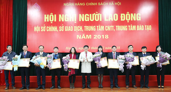 09 cá nhân được công nhận danh hiệu Chiến sỹ thi đua ngành Ngân hàng và 01 cá nhân được trao Kỷ niêm chương “Vì sự nghiệp Ngân hàng Việt Nam”