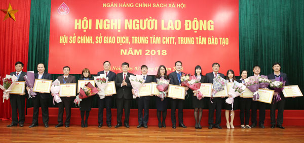 02 tập thể được nhận Cờ thi đua toàn diện và 21 cá nhân được nhận Bằng khen Toàn diện của Công đoàn Ngân hàng Việt Nam