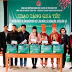 Công đoàn cơ sở NHCSXH tỉnh Quảng Ninh tặng quà Tết cho hộ nghèo, hộ cận nghèo của thôn Siệc Lống Mình, xã Quảng Lâm, huyện Đầm Hà