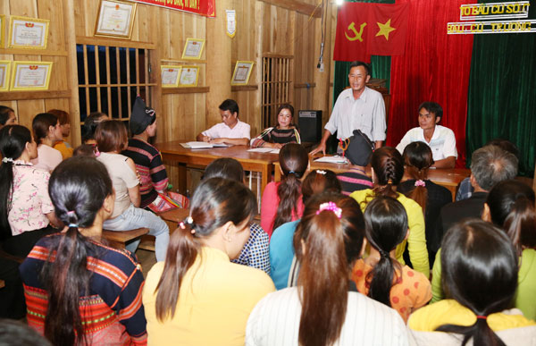 Phó Chủ tịch Hội Nông dân xã Sơn Lang, Trần Quốc Toản tham dự tại một buổi sinh hoạt Tổ tiết kiệm và vay vốn