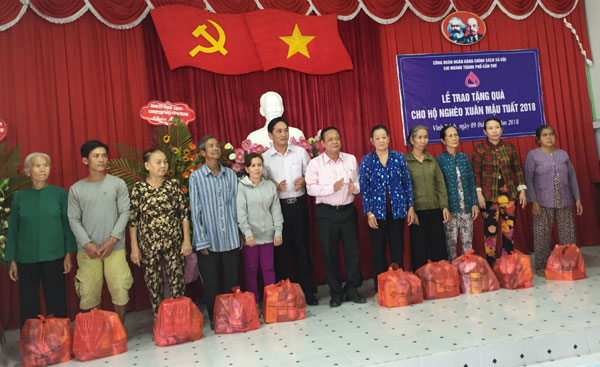 Công đoàn cơ sở NHCSXH TP phố Cần Thơ đến thăm và tặng quà Tết cho hộ nghèo ở xã Vĩnh Trinh và xã Thạnh Mỹ của huyện Vĩnh Thạnh