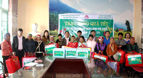 Công đoàn cơ sở NHCSXH tỉnh Lào Cai đến thăm hỏi, tặng quà Tết các hộ nghèo tại hai xã Hợp Thành và Tả Phời (thành phố Lào Cai)