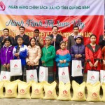 Nhân dịp Tết Nguyên đán Mậu Tuất, Công đoàn cơ sở NHCSXH tỉnh Quảng Bình đã đến thăm và tặng quà Tết cho hộ nghèo và gia đình chính sách của xã Dân Hóa, huyện Minh Hóa