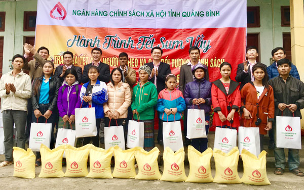 Nhân dịp Tết Nguyên đán Mậu Tuất, Công đoàn cơ sở NHCSXH tỉnh Quảng Bình đã đến thăm và tặng quà Tết cho hộ nghèo và gia đình chính sách của xã Dân Hóa, huyện Minh Hóa