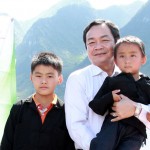 Phó Tổng Giám đốc Võ Minh Hiệp với các con nuôi họ Thò của mình