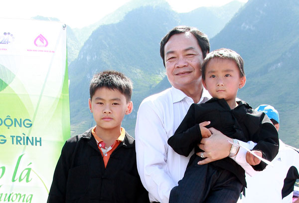 Phó Tổng Giám đốc Võ Minh Hiệp với các con nuôi họ Thò của mình