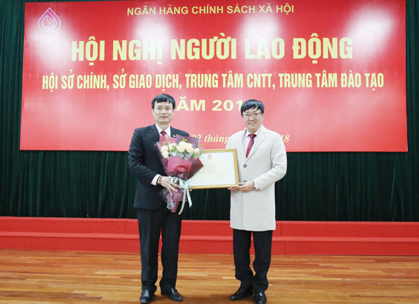 Đồng chí Bùi Quang Vinh, Phó Tổng Giám đốc NHCSXH vinh dự được nhận Bằng khen Toàn diện của Tổng Liên Đoàn Lao động Việt Nam