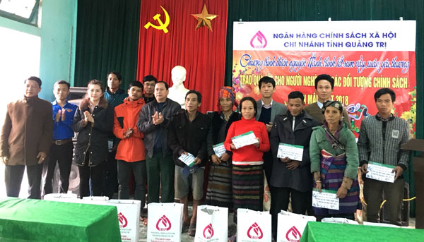 Công đoàn cơ sở NHCSXH tỉnh Quảng Trị tổ chức trao tặng quà Tết cho các hộ gia đình nghèo, khó khăn trên địa bàn xã Xy, huyện Hướng Hóa  