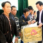 Phó Tổng Giám đốc Hoàng Minh Tế trao quà cho các hộ nghèo của xã Tà Tổng, huyện Mường Tè