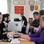Cán bộ NHCSXH huyện Thanh Ba giải ngân vốn vay ưu đãi cho người dân xã Đỗ Sơn