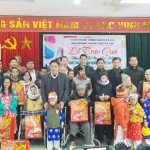 Lễ trao quà Tết của Công đoàn cơ sở NHCSXH TP Hà Nội cho trẻ em tàn tật và người già cô đơn tại huyện Ba Vì