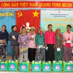 Hộ nghèo và hộ đồng bào DTTS xã Phan Dũng nhận quà Tết từ Công đoàn NHCSXH tỉnh Bình Thuận