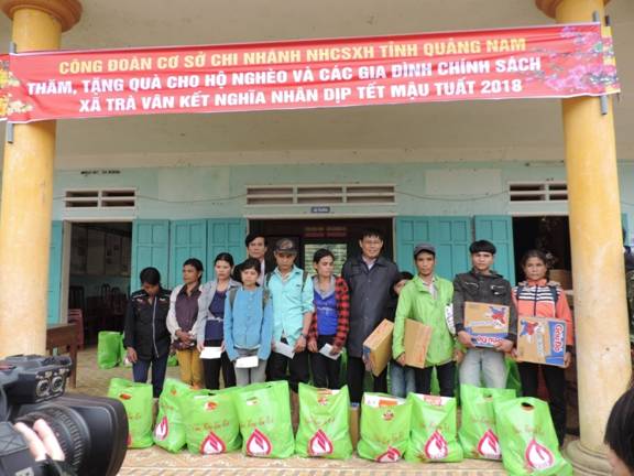 Công đoàn cơ sở NHCSXH tỉnh Quảng Nam trao quà Tết tại cho các gia đình có hoàn cảnh khó khăn của xã kết nghĩa Trà Vân huyện Nam Trà My