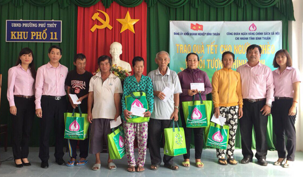Các gia đình chính sách tại TP Phan Thiết nhận quà Tết