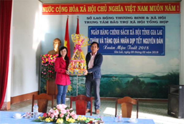 Công đoàn cơ sở NHCSXH tỉnh Gia Lai tặng quà Tết cho Trung tâm bảo trợ xã hội tỉnh