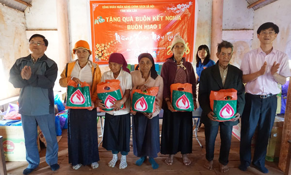 Công đoàn cơ sở và Đoàn Thanh niên NHCSXH tỉnh Đắk Lắk tổ chức thăm hỏi và tặng quà Tết cho đồng bào nghèo tại buôn Ea Hiao, xã Ea Hiao, huyện Ea Hleo