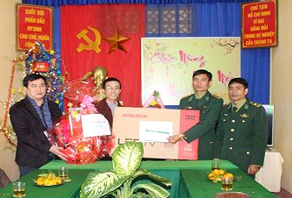 Công đoàn cơ sở NHCSXH tỉnh Thừa Thiên - Huế phối hợp với Đoàn thanh niên Hội sở đã đến thăm hỏi, động viên và tặng quà cho các chiến sĩ thuộc Trạm kiểm soát biên phòng Hồng Thái, thuộc Đồn Biên phòng Nhâm