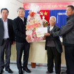 Lãnh đạo UBND TP Đà Nẵng trao quà Tết cho các hộ dân làng Vân