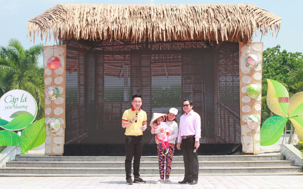 Phó Tổng Giám đốc NHCSXH Võ Minh Hiệp trao tặng cho gia đình Yến Nhi sổ tiết kiệm trị giá 10 triệu đồng