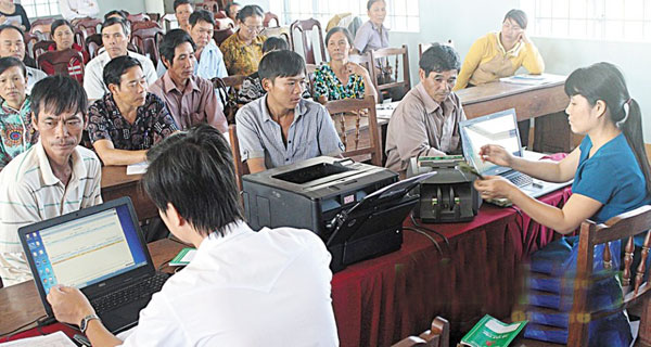 NHCSXH huyện Krông Nô giao dịch với người dân xã Đắk D'rô