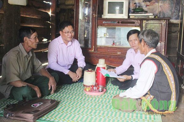 Cán bộ NHCSXH huyện Krông Nô xuống tận hộ gia đình vay vốn vận động các hộ trả nợ đúng hạn