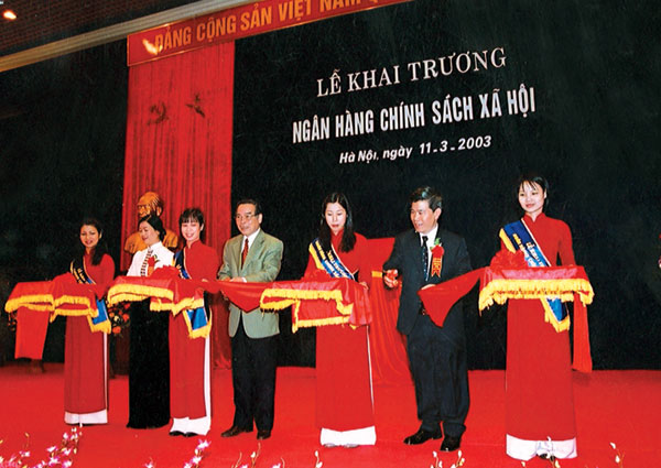 Ngày 11/3/2003, Thủ tướng Phan Văn Khải cắt băng khai trương hoạt động NHCSXH Ảnh: Tư liệu