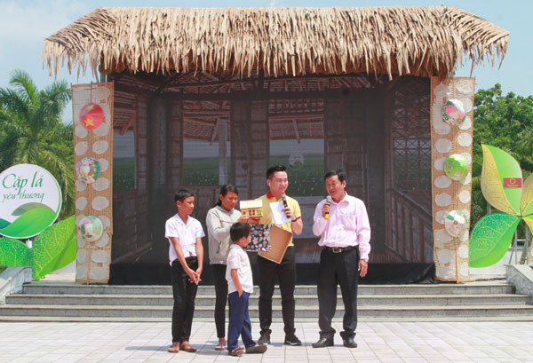 Ông Trương Hồng Đức trao tặng ngôi nhà mô hình sẽ xây dựng cho chị Phan Thị Kim Ngoành