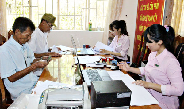 Các tổ chức nhận uỷ thác phối hợp với cán bộ NHCSXH tỉnh Cà Mau xử lý nợ đến hạn, nợ bị rủi ro