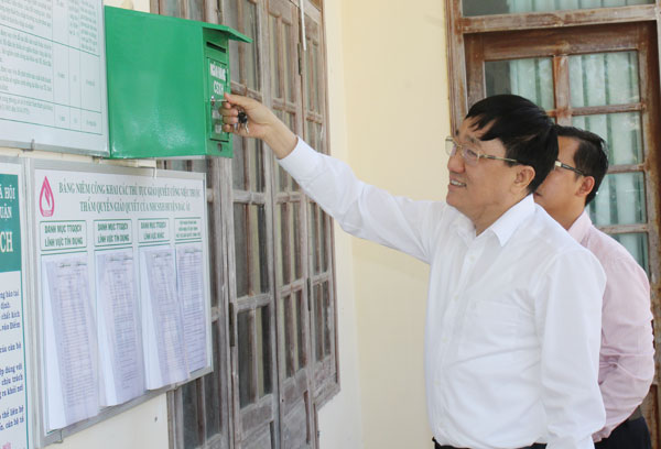 Tổng Giám đốc Dương Quyết Thắng kiểm tra các thông tin tín dụng được NHCSXH tỉnh Ninh Thuận công bố tại trụ sở UBND xã Phước Đại, huyện Bác Ái