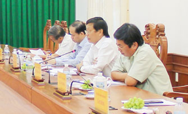 Đồng chí Nguyễn Đức Thanh (thứ 3 từ trái qua) - Ủy viên BCH TW Đảng, Bí thư Tỉnh ủy Ninh Thuận đánh giá cao vai trò của NHCSXH trong thực hiện mục tiêu giảm nghèo, bảo đảm an sinh xã hội