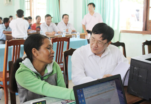 Tổng Giám đốc Dương Quyết Thắng lắng nghe những tâm tư nguyện vọng và đề xuất của bà con dân tộc Raglay tại Điểm giao dịch xã miền núi Phước Đại