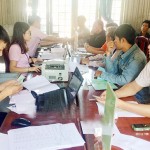 Các cán bộ NHCSXH huyện Bù Đăng giao dịch với hộ nghèo và các đối tượng chính sách khác tại các Điểm giao dịch xã