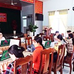NHCSXH huyện Vạn Ninh giải ngân vốn vay cho người dân tại Điểm giao dịch xã Vạn Thắng