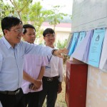 Tổng Giám đốc Dương Quyết Thắng kiểm tra thông tin hoạt động tín dụng chính sách tại Điểm giao dịch xã Bum Nưa