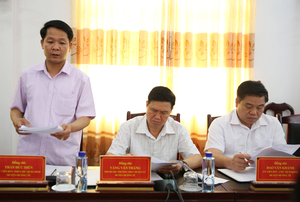 Phó Chủ tịch UBND huyện Mường Tè Trần Đức Hiển thông tin một số kết quả hoạt động tín dụng chính sách trên địa bàn thời gian qua