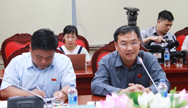 Phó Trưởng Đoàn ĐBQH tỉnh Lai Châu Tống Thanh Bình (bên phải)