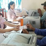 Cán bộ tín dụng NHCSXH huyện Lắk giao dịch với người dân tại Điểm giao dịch