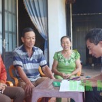 Cán bộ NHCSXH huyện Đắk Song phối hợp với Tổ tiết kiệm và vay vốn kiểm tra việc sử dụng vốn vay tại hộ gia đình