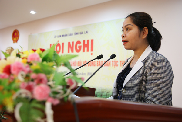 Phó Chủ tịch Hội Phụ nữ tỉnh Gia Lai Rchăm H’Hồng tham luận tại Hội nghị