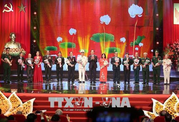 Chủ tịch nước Trần Đại Quang tặng hoa, tuyên dương 15 gương điển hình trong một số lĩnh vực tiêu biểu Ảnh: TTXVN