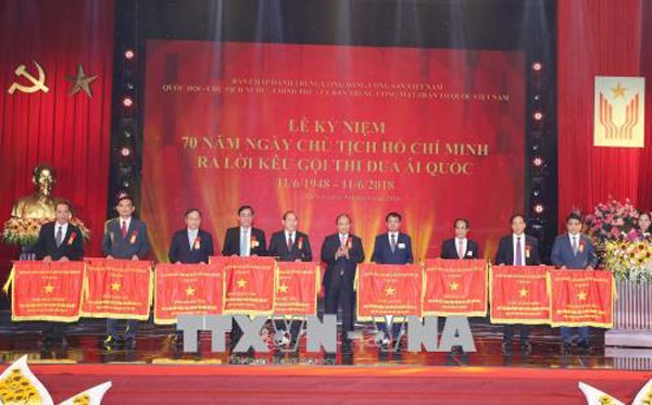 Thủ tướng Nguyễn Xuân Phúc tặng cờ thi đua của Chính phủ cho các tỉnh, thành phố có thành tích xuất sắc trong phong trào thi đua Ảnh: TTXVN