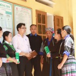 Cán bộ NHCSXH huyện Mù Cang Chải chia sẻ thông tin cho bà con xã Hồ Bốn về các chương trình tín dụng tại NHCSXH